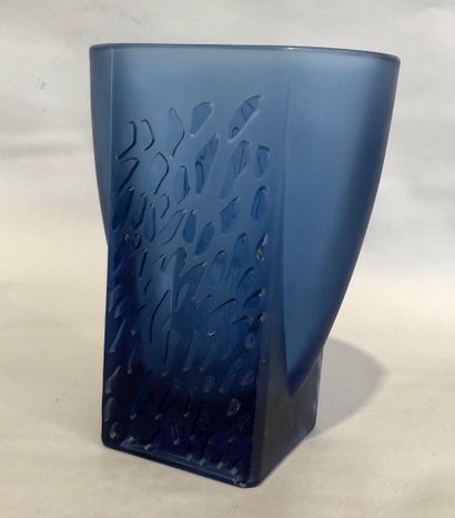 null VERRERIE

Vase en verre bleu opaque ou dépoli à motifs minéraux en reliefs,...