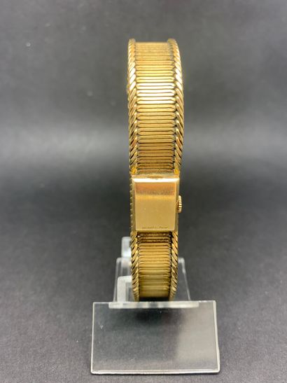 null HERMES 

Montre -bracelet de femme en or jaune 18K (750°/°°). 

Le cadran carré,...