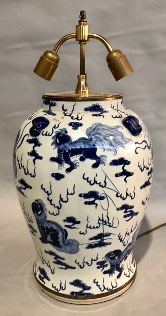 null Dans le goût de la Chine 

Vase en céramique à décor bleu-blanc de chiens de...