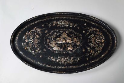 null Important oval tray in wood inlaid with iridescent mother-of-pearl with fine...