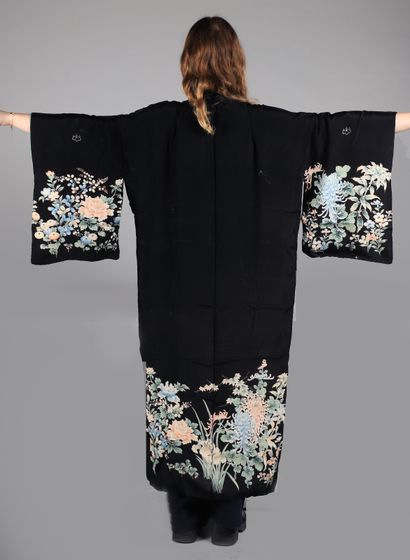 null Kimono en soie, à décor de fleurs sur fond vert et noir

Japon, 2ème moitié...