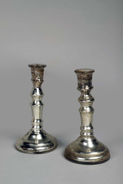 null Paire de petits bougeoirs en verre églomisé mercurisé

Normandie, XIXème siècle.

Bon...