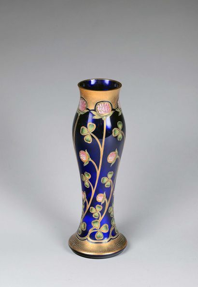 Legras Montjoye 
Vase en verre bleuté translucide...
