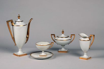 null Small tea set in Limoges porcelain (white with gold filet)

- 6 cups and 6 saucers

-...