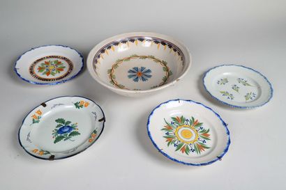 null Lot of popular polychrome earthenware consisting of :

- a salad bowl Ø. 35...