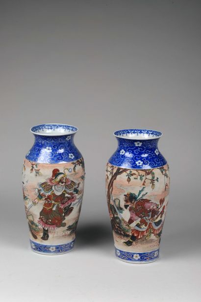 null Paire de vases en porcelaine de Satsuma, à décor de samouraï et fleurs. 

Japon,...