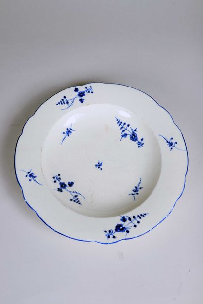 null Assiette creuse en pâte tendre de Chantilly à décor bleu « brindilles »

Fin...