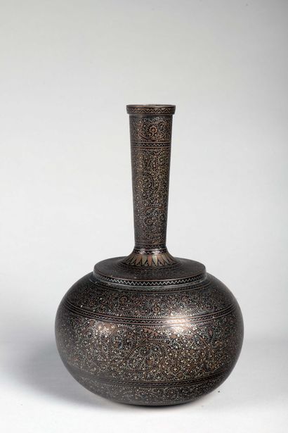 null MUKHN-LAL, ciseleur de métaux à Moradabad (Inde)

Vase boule à long col fuselé...