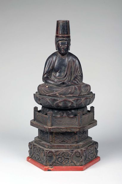 null Sujet en bois laqué noir et rouge, représentant une Kannon assis en méditation...