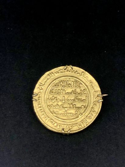 null Médaille hébraïque sertie dans une monture de broche en or jaune 18K 750°/°°

Diam....