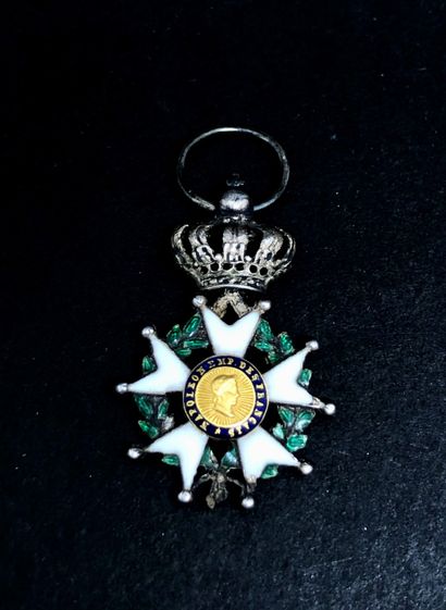 null Une Légion Honneur miniature en argent émaillée, surmontée d'une couronne i...