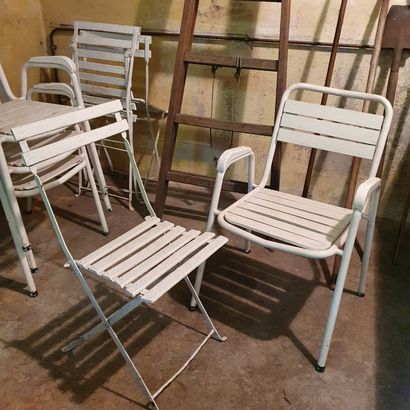 null Ensemble de mobilier de jardin :

Quatre fauteuils en métal et bois, similaires...