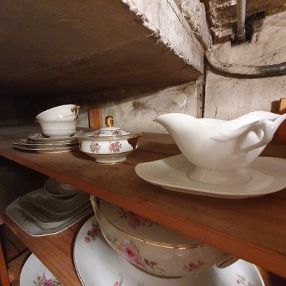null Lot de vaisselle :

- Limoges, Legrand Cie, partie de service de table en porcelaine...