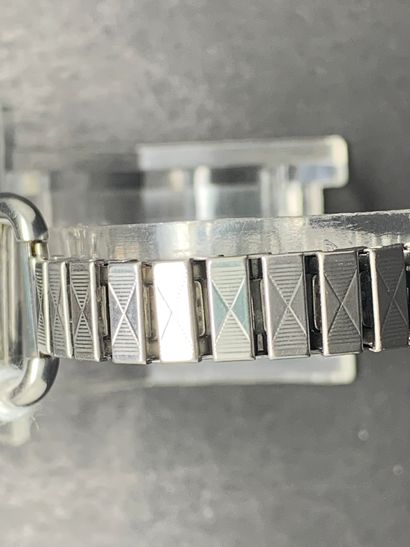 null HERMES Paris / JAEGER-LECOULTRE

Modèle Etrier (16 x 21 mm)

Montre-bracelet...