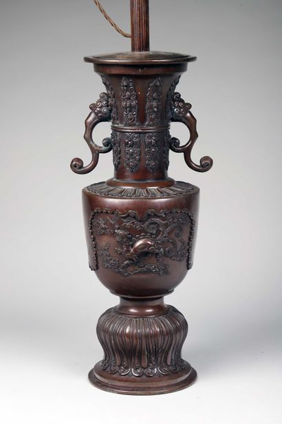 null Vase en bronze, à décor en relief de tortue dragon et dragon, le pied et la...