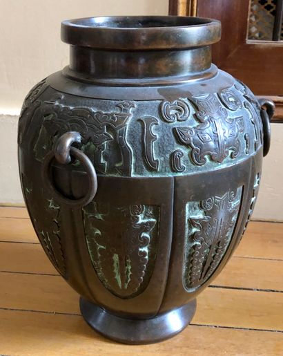 Un vase ovoïde en bronze patiné à décor compartimenté...