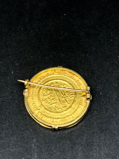 null Médaille hébraïque sertie dans une monture de broche en or jaune 18K 750°/°°

Diam....