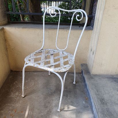 null Ensemble de mobilier de jardin :

Paire de chaises en fer laqué pliantes.

Table...