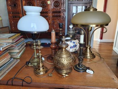 null Lot de LAMPES (8) : 

- Lampe en laiton doré, fut central entouré de trois tiges...