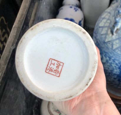null ASIE, CHINE/ Bleu-blanc

1 grand vase balustre en porcelaine bleu-blanc monté...