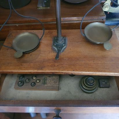 null Lot d’instruments anciens : Deux trébuchets fixés sur un tiroir contenant des...