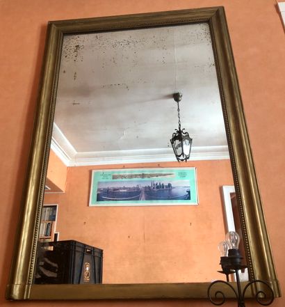 null Un miroir de trumeau rectangulaire en bois mouluré et redoré 

138 x 98 cm 

A...