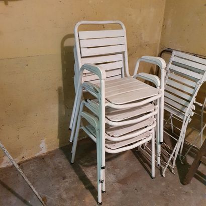 null Ensemble de mobilier de jardin :

Quatre fauteuils en métal et bois, similaires...
