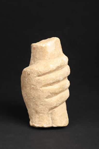 null Fragment de statue représentant une main droite tenant un rouleau 

Art Romain...