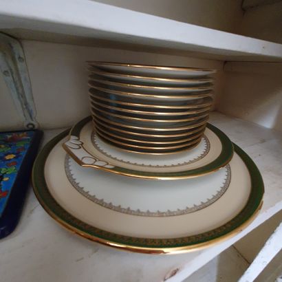 null Lot de vaisselle :

- Limoges, Legrand Cie, partie de service de table en porcelaine...