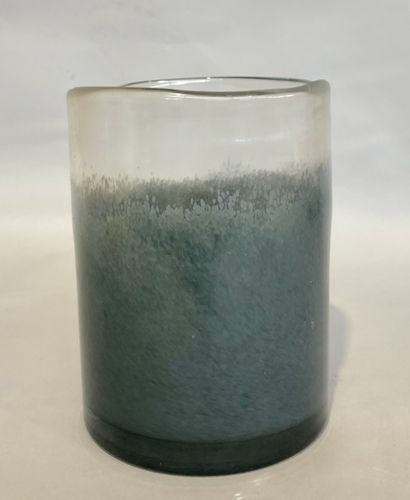 null VERRERIE

Vase cylindrique en verre soufflé, doublé à décor "à la bougie".

Probablement...