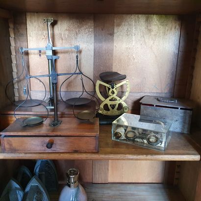 null Lot d’instruments anciens : Deux trébuchets fixés sur un tiroir contenant des...