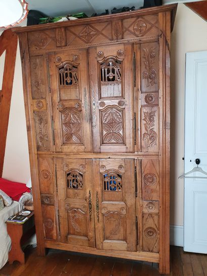 null Armoire bretonne composée d’éléments de lit breton, en bois sculpté à décor...