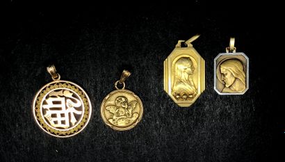 null RELIGION

Lot de 3 médailles religieuses formant pendentifs, en or jaune 18K...