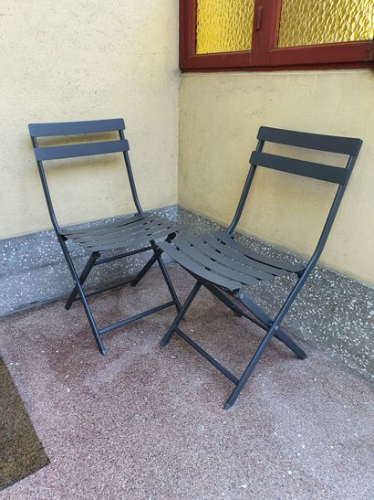 null Ensemble de mobilier de jardin :

Paire de chaises en fer laqué pliantes.

Table...