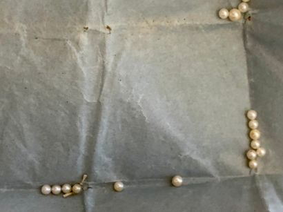 null Fond d’atelier joaillier : pierres sur papier

Quatre plis contenant des perles...