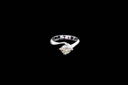 null Solitaire ring in 18K (750°/00) white gold holding a modern round brilliant-cut...