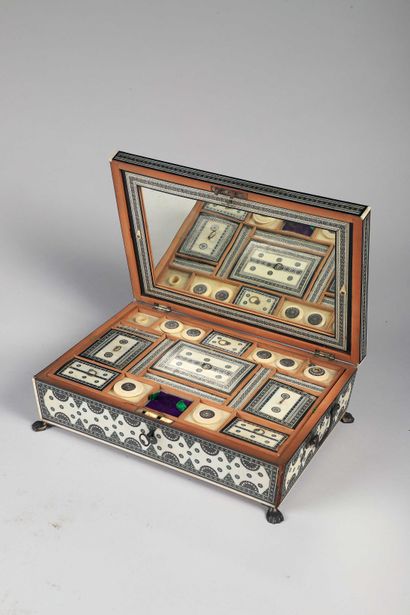 null Rectangular sewing box in sandalwood and very fine bone marquetry and bone

tinted

It...