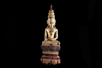 Bouddha en bois laqué et doré, assis en bhumisparsa...