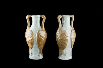  Paire de vases balustres en grès de Nankin craquelé beige, la panse entourée de...
