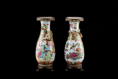 null Pair of porcelain vases and enamels of the pink family, decorated in medallions...