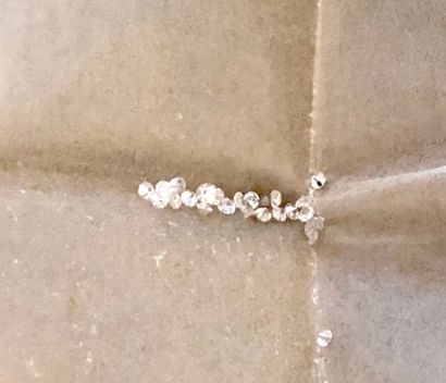 null Fond d’atelier joaillier : pierres sur papier

Trois plis contenant des diamants...