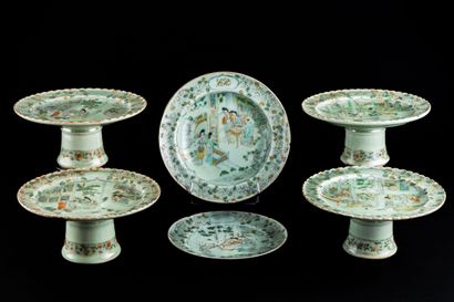  Lot de six porcelaines, comprenant quatre coupes polylobées sur piédouche et deux...