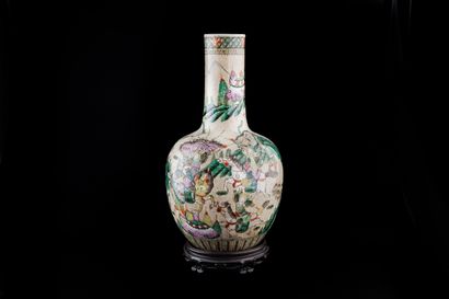  Vase pansu à long col en grès de Nankin, à décor polychrome sur fond beige craquelé,...