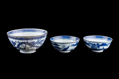  Trois coupes en porcelaine bleu-blanc, dont une paire à décor de paysage lacustre...