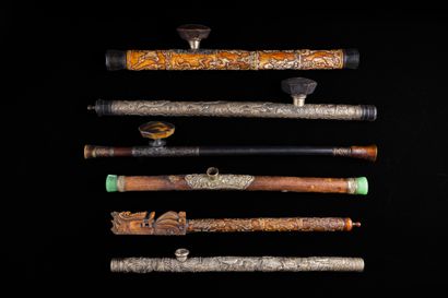 null Lot de six pipes à opium, en bois, stéatite, os, métal argenté, deux avec leur...