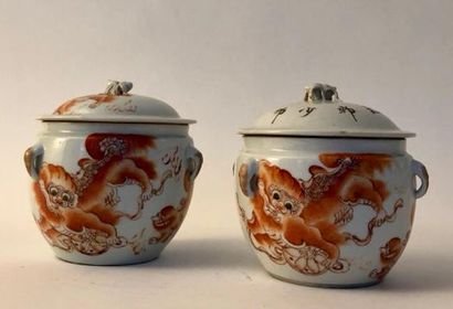  Paire de pots couverts en porcelaine émaillée corail à décor de lions bouddhiques...
