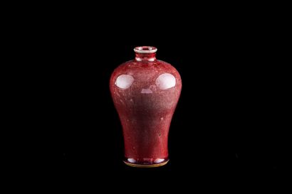  Vase Meiping, en porcelaine et émaillé sang de boeuf. Chine, début 20e siècle. Haut....