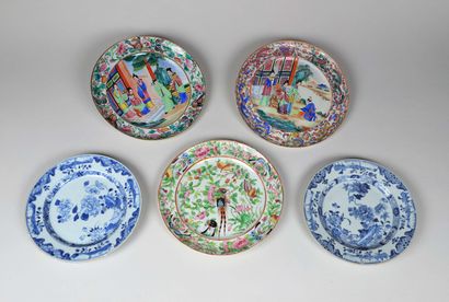  Lot de cinq assiettes en porcelaine, dont une en bleu blanc à décor de daims parmi...
