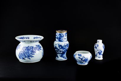  Lot de quatre porcelaines bleu-blanc, comprenant un crachoir, un demi-vase, un petit...