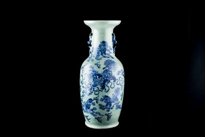  Vase balustre en porcelaine, à décor en bleu et blanc sur fond céladon de lions...